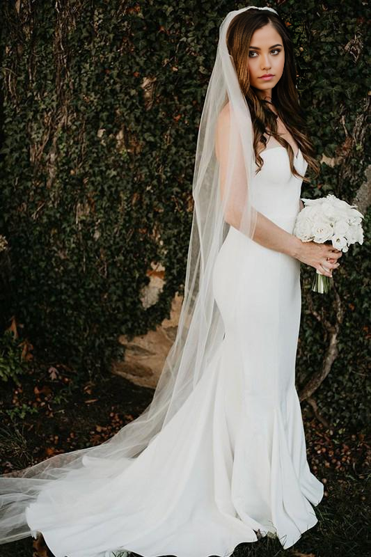 Vestidos de novia de satén sin mangas con escote corazón y corte playero con volantes